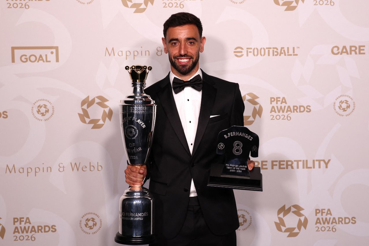 Bruno Fernandez, "Premier Lig'de yılın oyuncusu" ödülüyle böyle poz verdi.