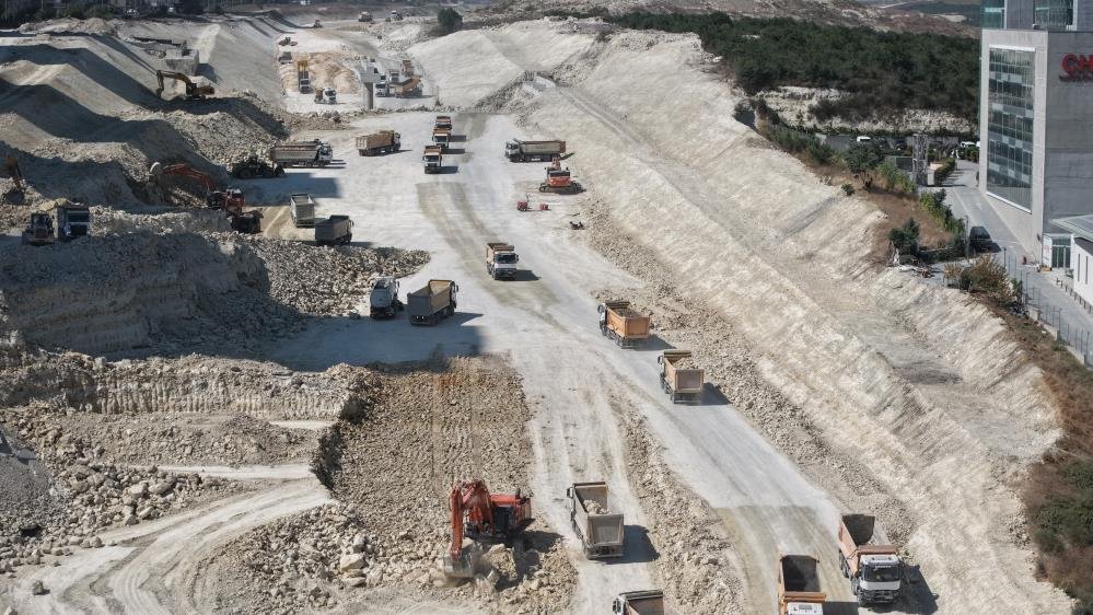 İstanbul trafiğine ilaç olacak! Dev proje, gökdelenler arasında durmadan ilerliyor
