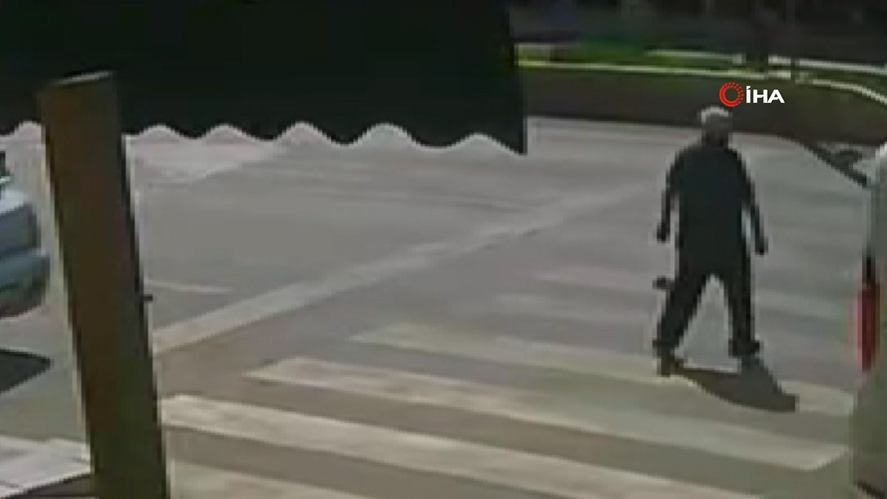 Karşıya geçmek isterken otomobil çarptı! Kaza anı saniye saniye kamerada