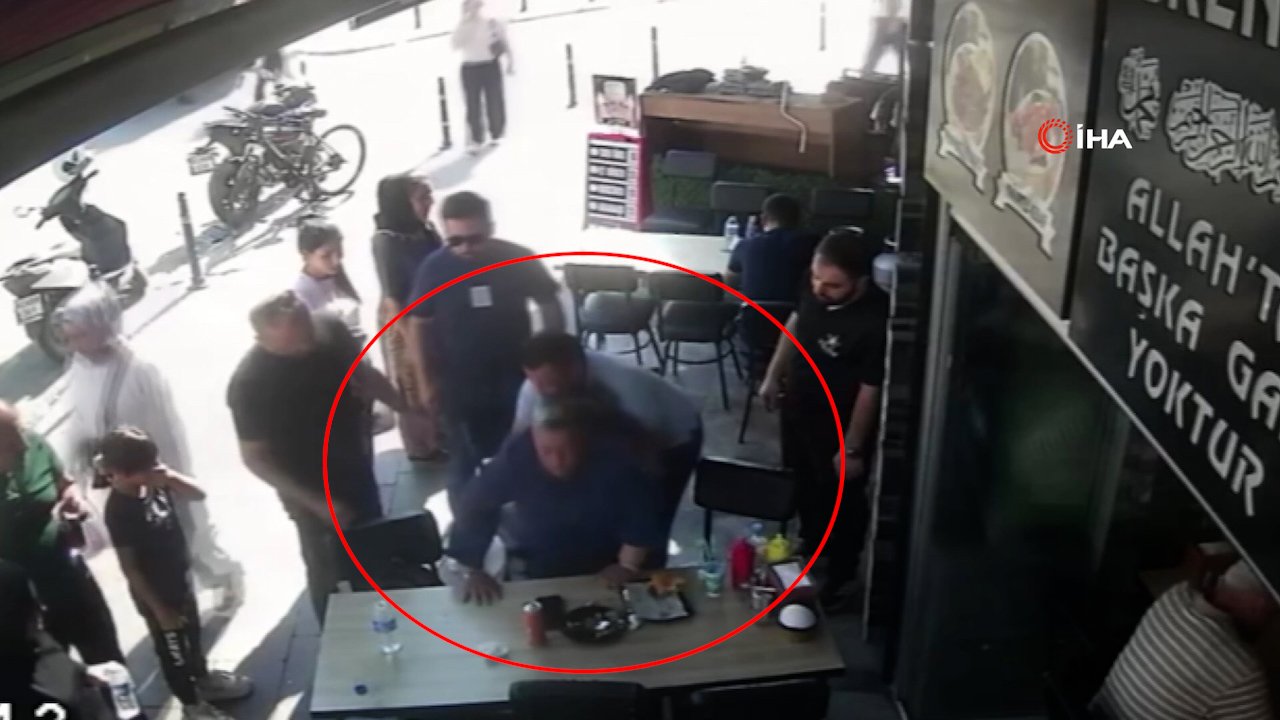 Konya'da kahraman polis kamerada! Nefes alamayan kadını Heimlich manevrasıyla kurtardı