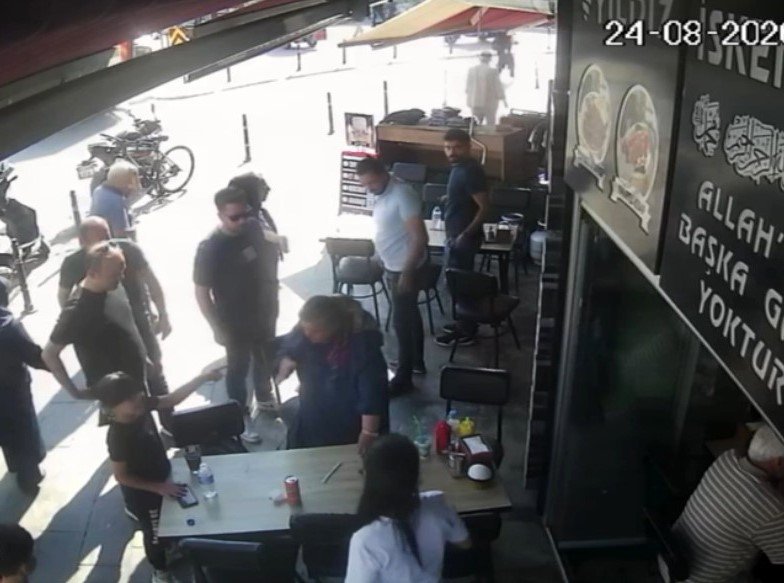 Konya'da soluk borusuna ekmek kaçan kadını polis Heimlich ile kurtardı