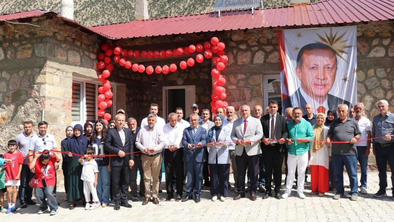 Köylüler el ele verdi, atıl binayı tesise çevirdi!