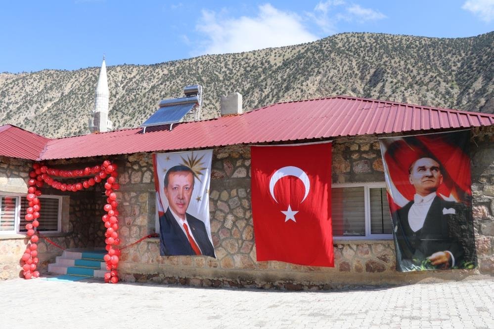 Köylüler el ele verdi, atıl binayı tesise çevirdi!