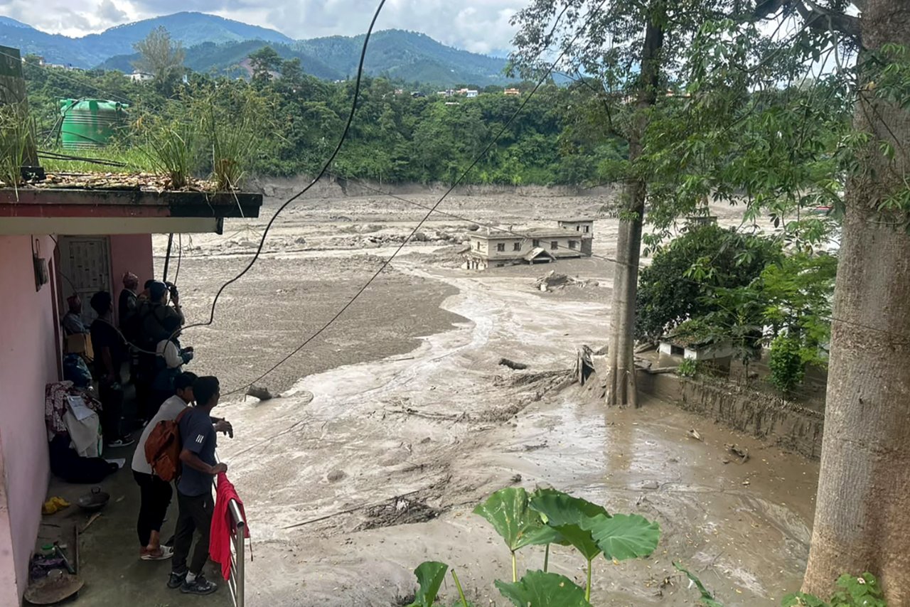 Nepal'de şiddetli sel felaketi! Çok sayıda ölü var, 390 kişiden haber alınamıyor