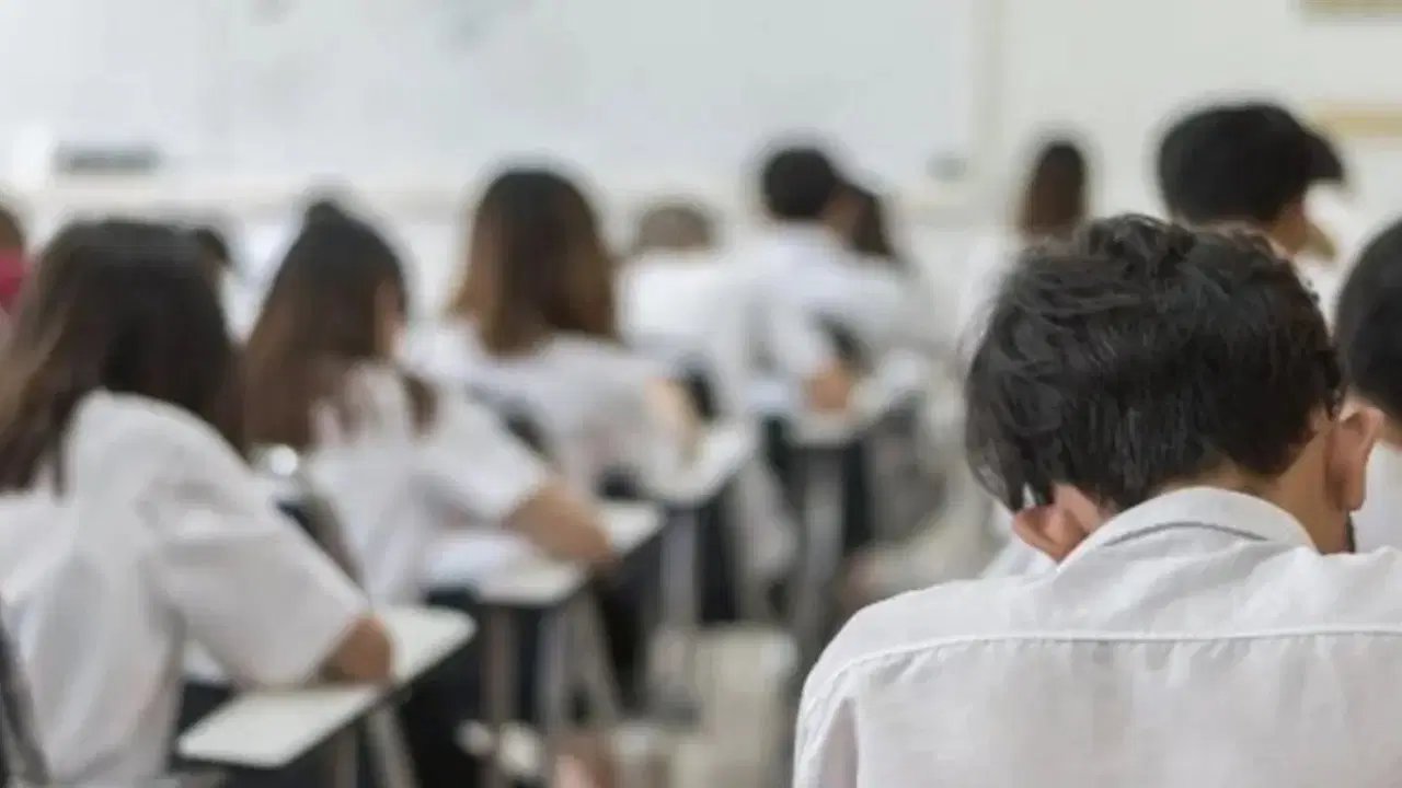 Okul kıyafetlerinde yeni dönem! Armasız öğrenci kalmayacak… ‘Veliler 250 TLlik masraftan kurtuldu’