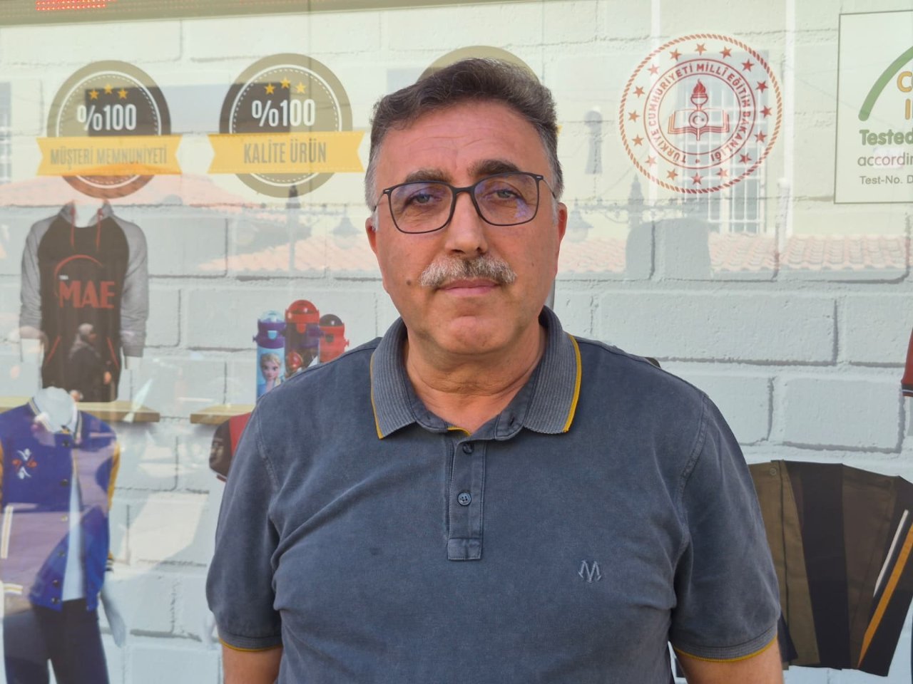 Okul kıyafetlerinde yeni dönem! Armasız öğrenci kalmayacak… ‘Veliler 250 TLlik masraftan kurtuldu’