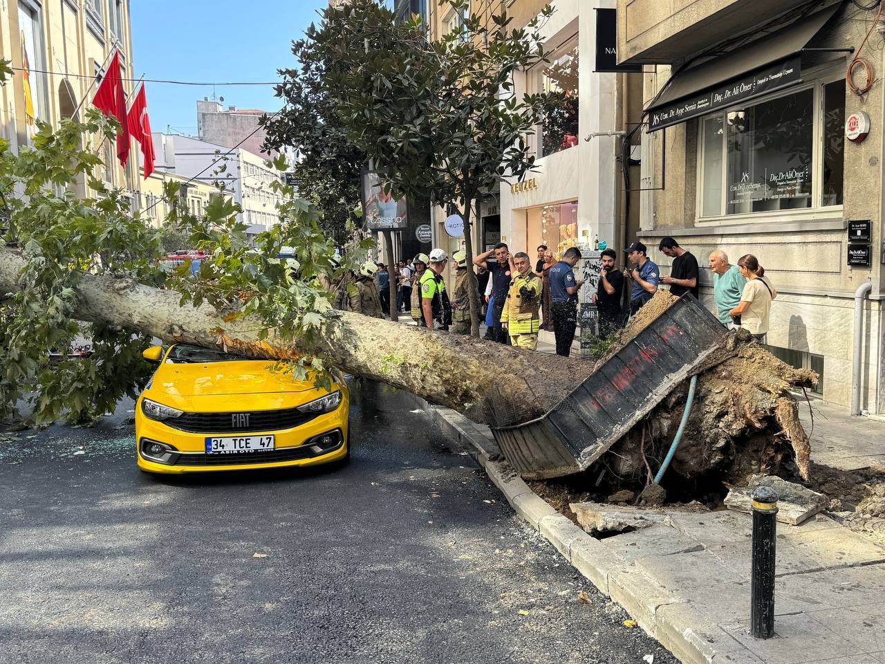 Şişli’de yürekler ağza geldi! Üzerine ağaç devrilen taksi şoförü ölümden döndü