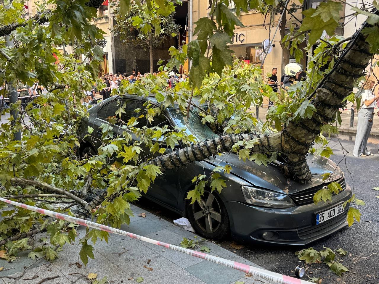 Şişli’de yürekler ağza geldi! Üzerine ağaç devrilen taksi şoförü ölümden döndü