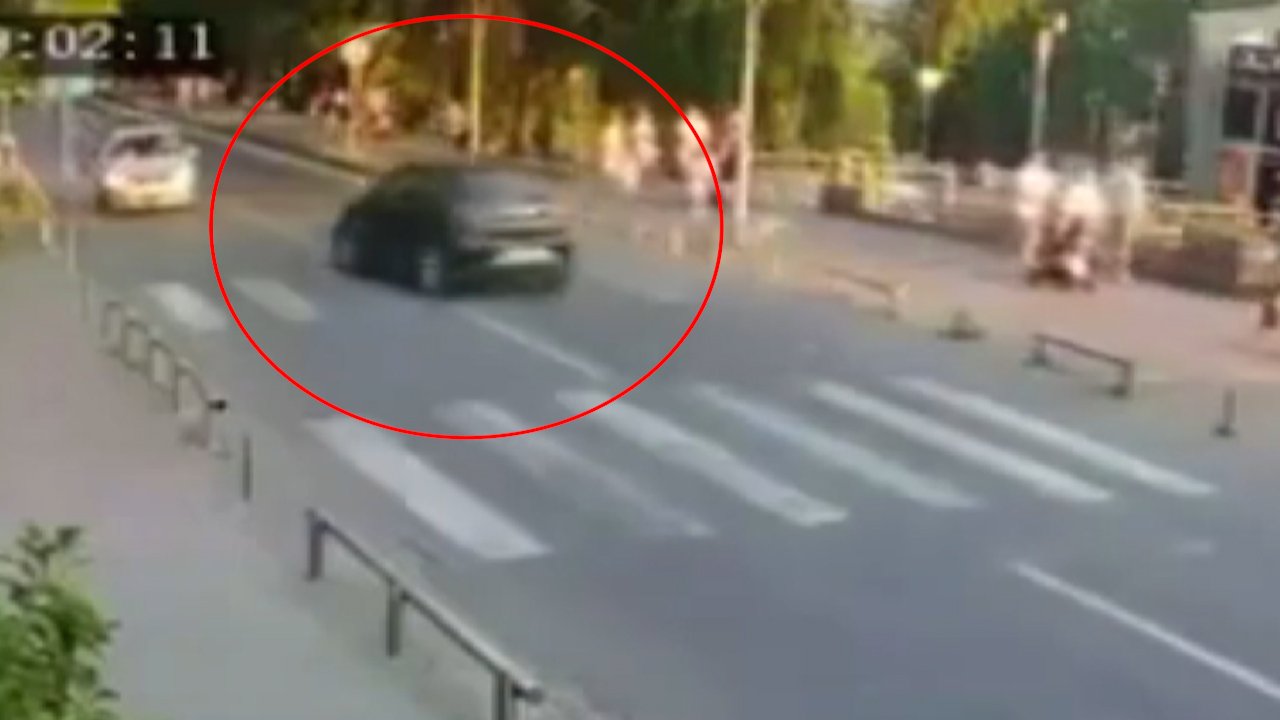 Sollama faciası! Kontrolden çıkıp kaldırıma çıkan araç bebek arabalı aileyi biçti