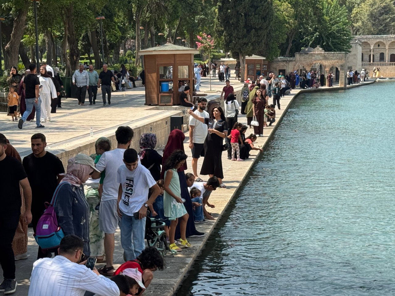 Termometreler 46 dereceyi gösterdi! Meydanlar boş kaldı, vatandaş yeşil alanlara akın etti