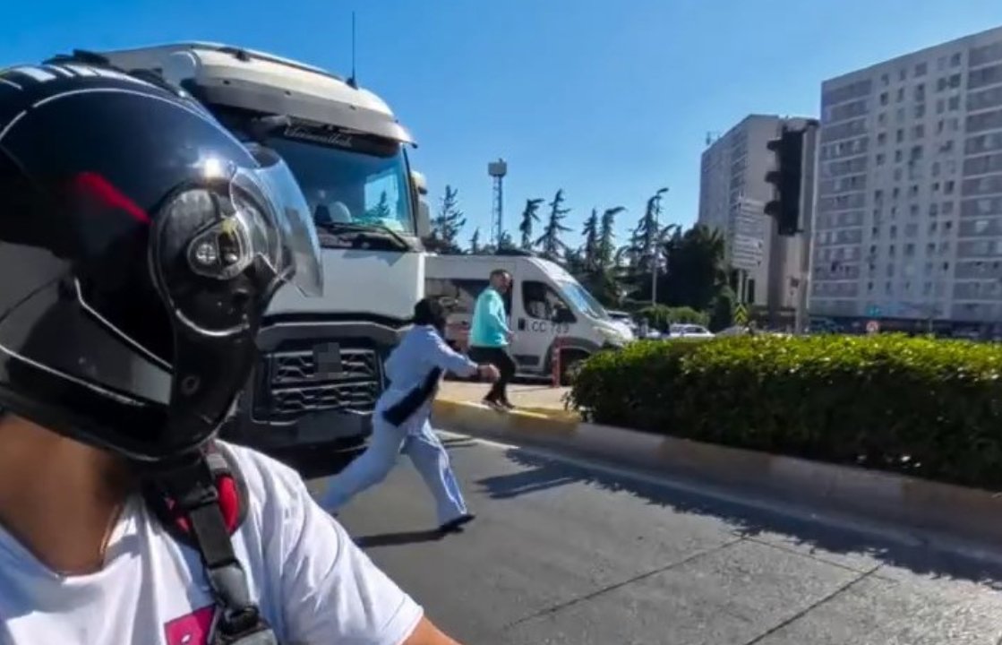 Tırın önünden geçmeye çalışan kadın ölümden son anda kurtuldu