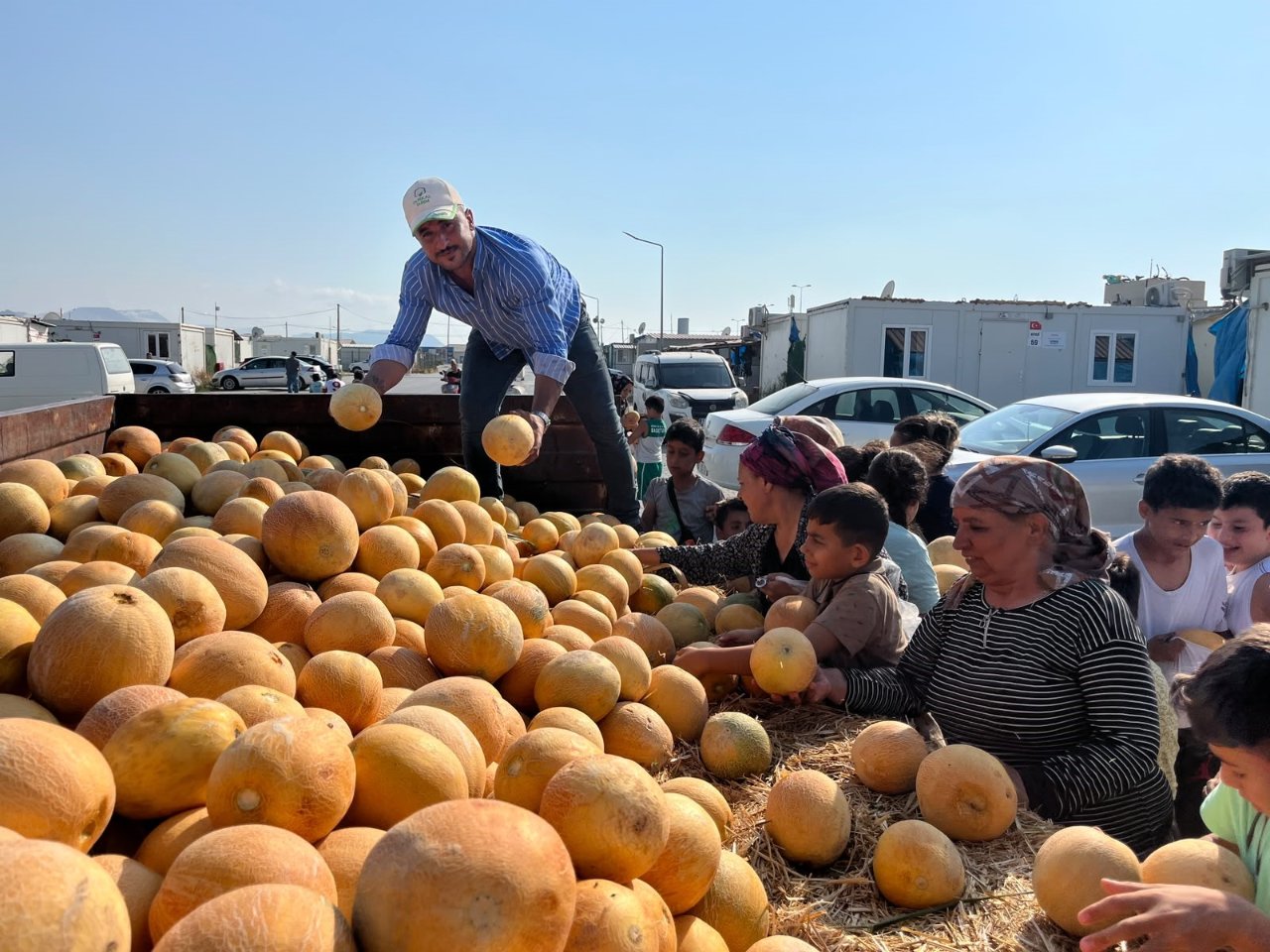 Tüccara kızan çiftçi 50 ton kavunu depremzedelere dağıtmaya başladı