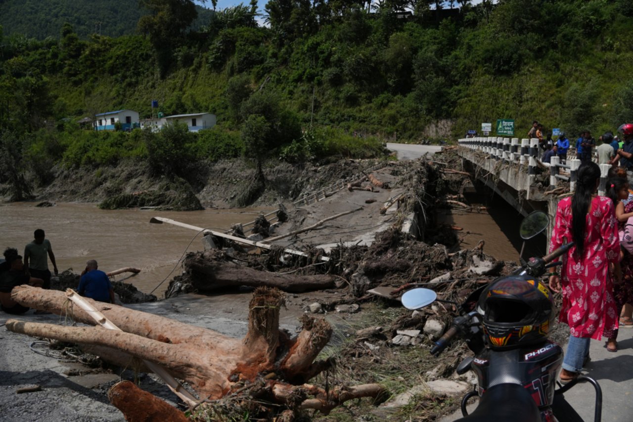 Binlerce aile saniyeler içinde her şeyini kaybetti! Buzul kütlesi çöktü, Nepal'de hayat değişti... 