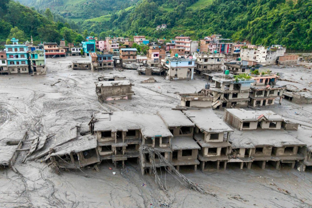 Binlerce aile saniyeler içinde her şeyini kaybetti! Buzul kütlesi çöktü, Nepal'de hayat değişti... 