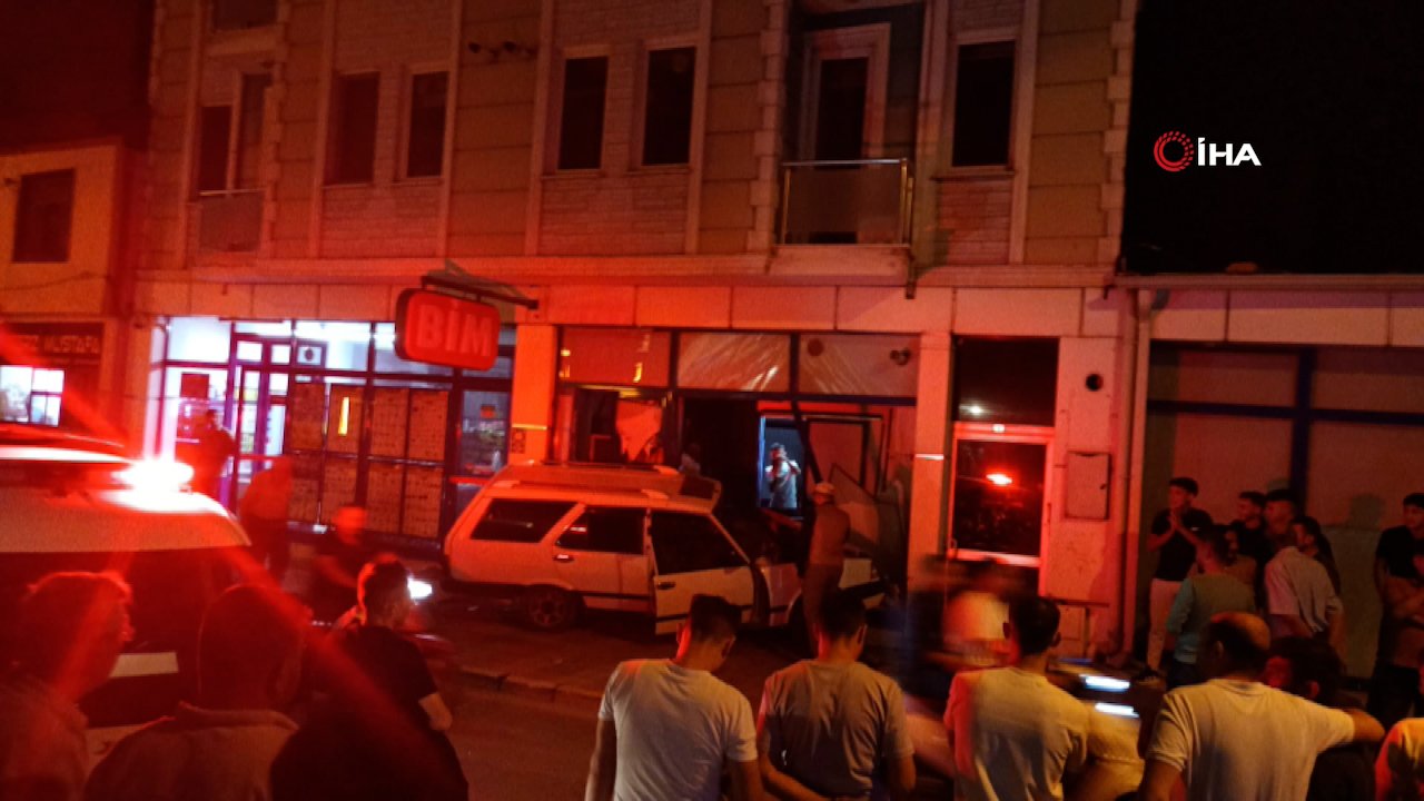 Afyonkarahisar'da akılalmaz kaza! Otomobilin zincir markete girdiği anlar kamerada