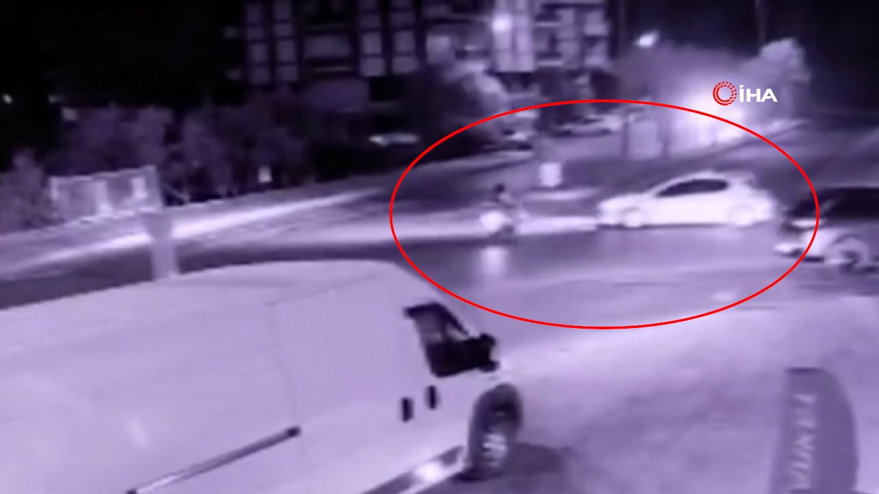 Antalya'da feci kaza! Otomobille çarpışan motosikletli yola böyle savruldu