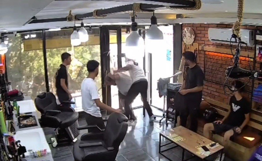 Berberde korku dolu anlar! Bıçakla girer girmez, yumruk darbeleriyle yere yığıldı