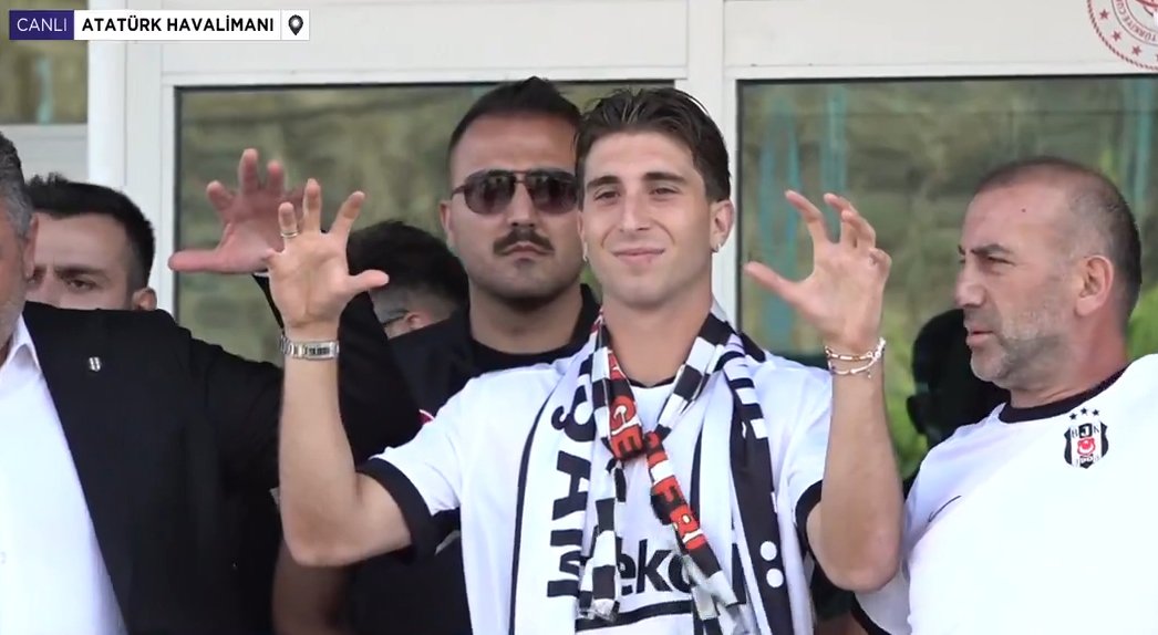 Fabio Miretti, Atatürk Havalimanı'nda basın mensuplarına Kartal pozu verdi.