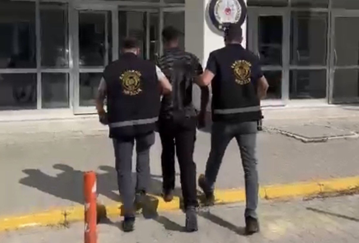 Böyle hırsızlık görülmedi! Kapı, matkap, valiz... Ne bulduysa götürdü