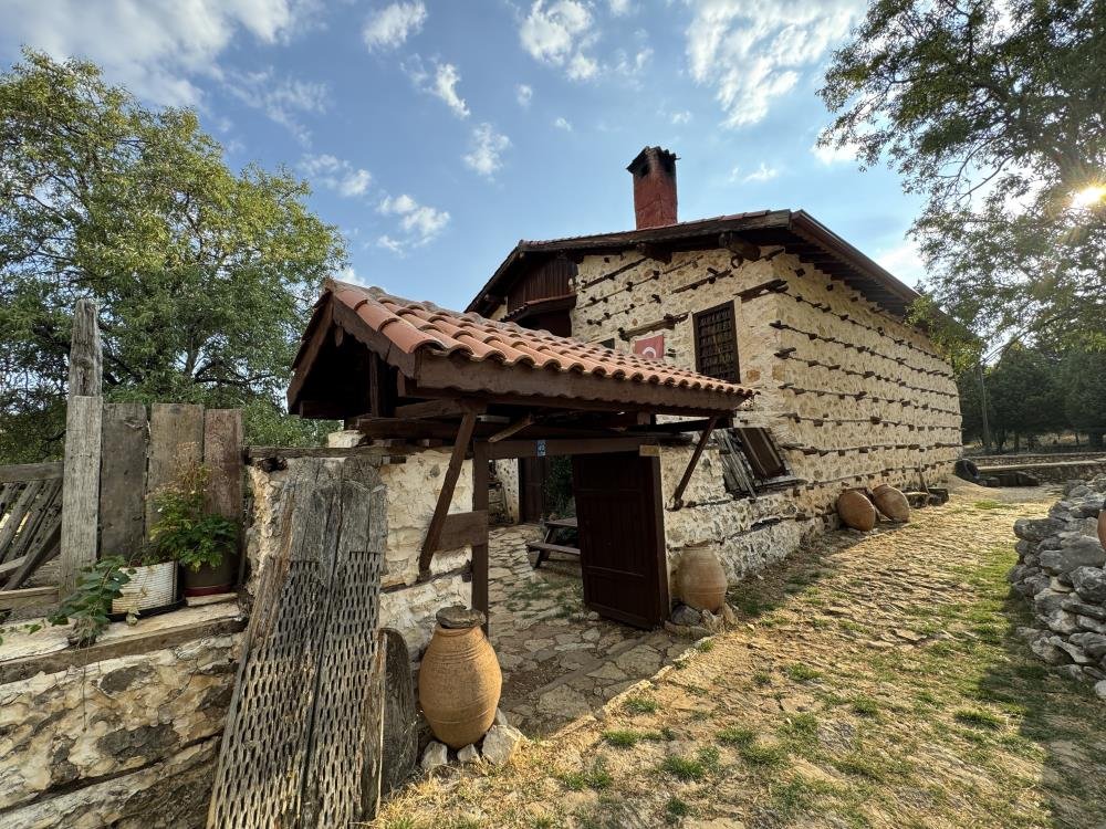 Bu köye beton giremiyor! Nüfusunun 1800 katı turist geldi