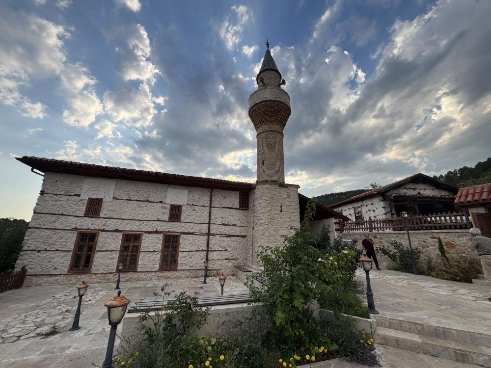 Bu köye beton giremiyor! Nüfusunun 1800 katı turist geldi