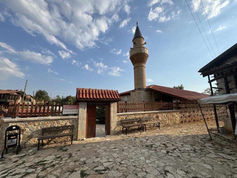 Bu köye beton giremiyor! Nüfusunun 1800 katı turist geldi