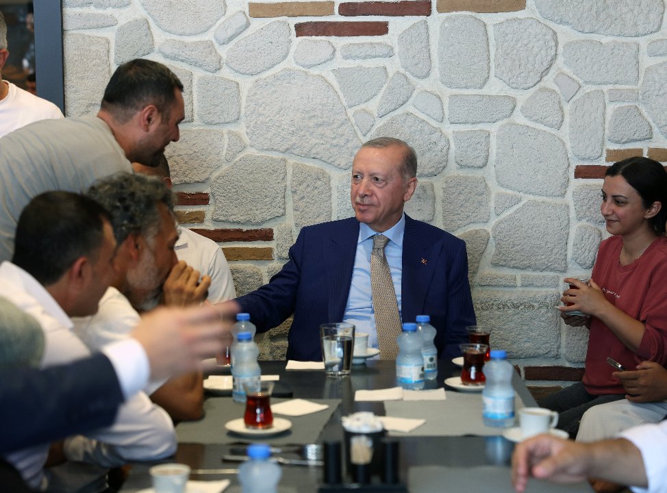 Cumhurbaşkanı Erdoğan'dan Çengelköy'de esnaf ziyareti