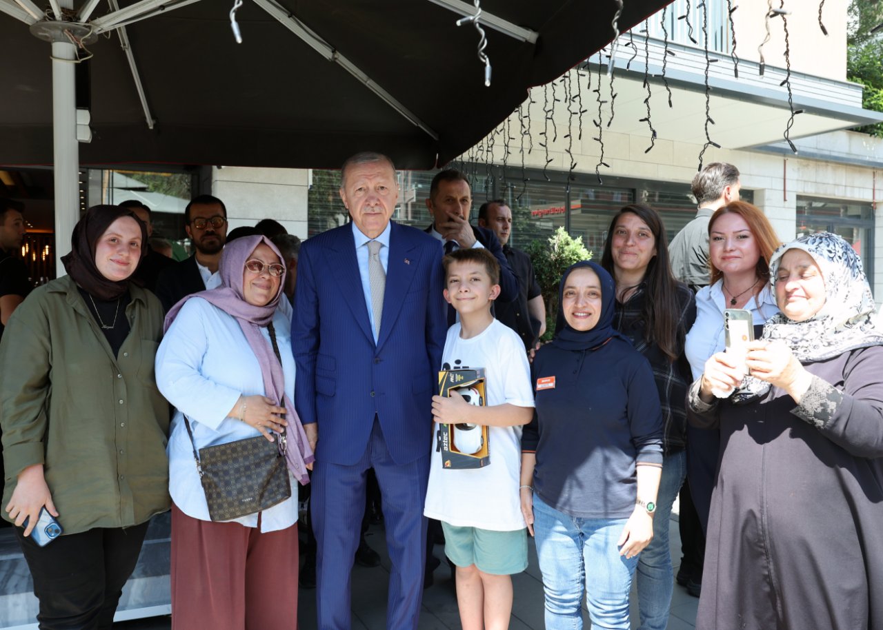 Cumhurbaşkanı Erdoğandan Çengelköyde esnaf ziyareti