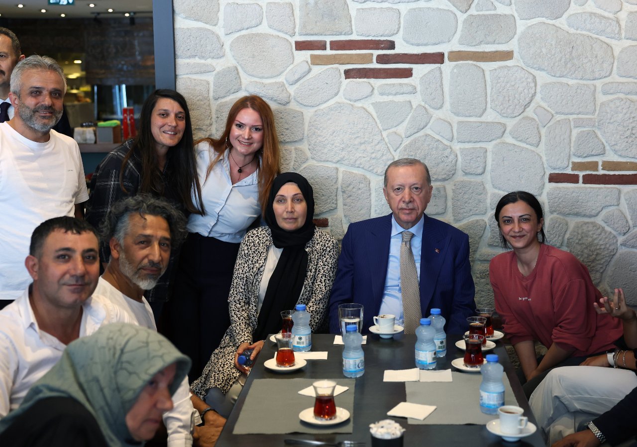 Cumhurbaşkanı Erdoğandan Çengelköyde esnaf ziyareti