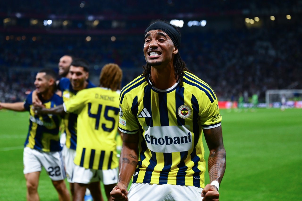 Fenerbahçe'ye galibiyeti getiren golleri Vedat Muriqi ve Archie Brown kaydetti.