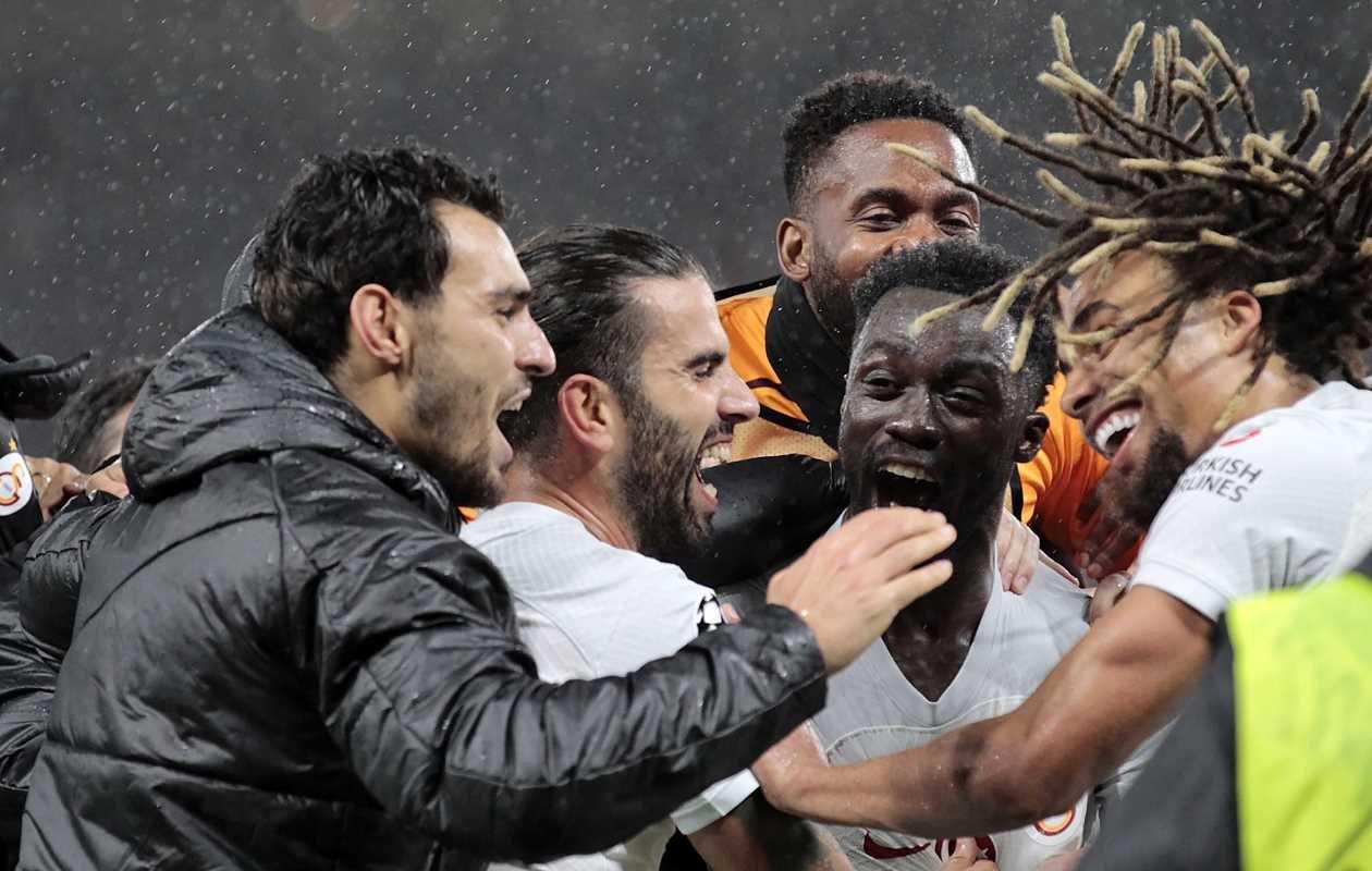 Sergieo Oliviera ve Cedric Bakambu, İngiltere'de galibiyeti böyle kutladı.