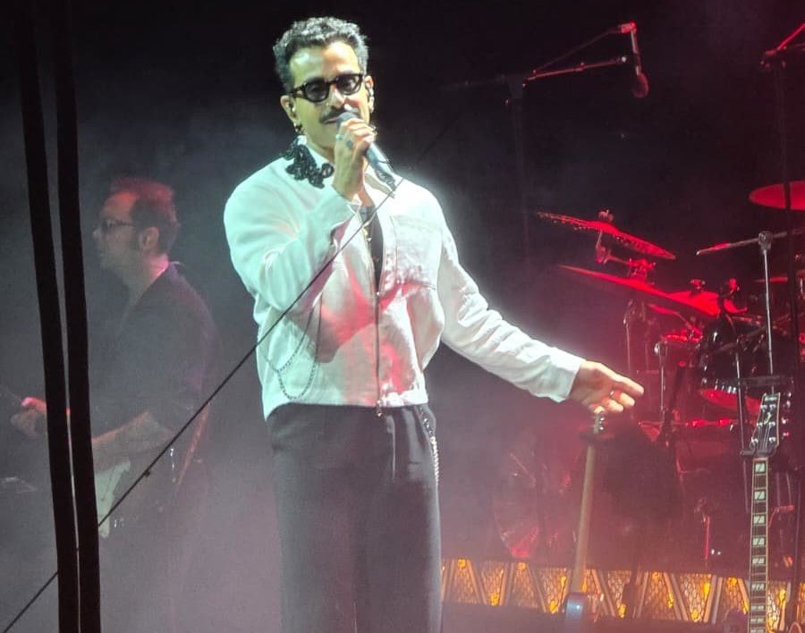 Gökhan Türkmen konserinde romantik anlar! 9 çiftten evlilik teklifi