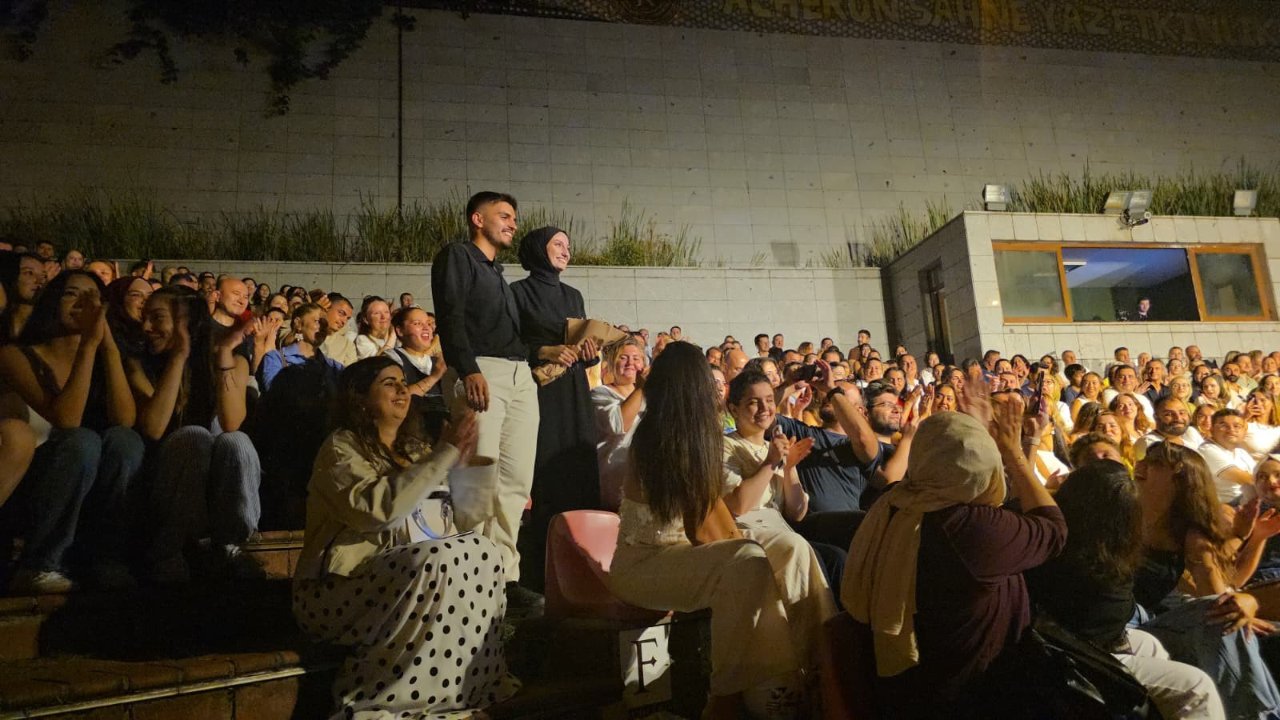 Gökhan Türkmen konserinde romantik anlar! 9 çiftten evlilik teklifi