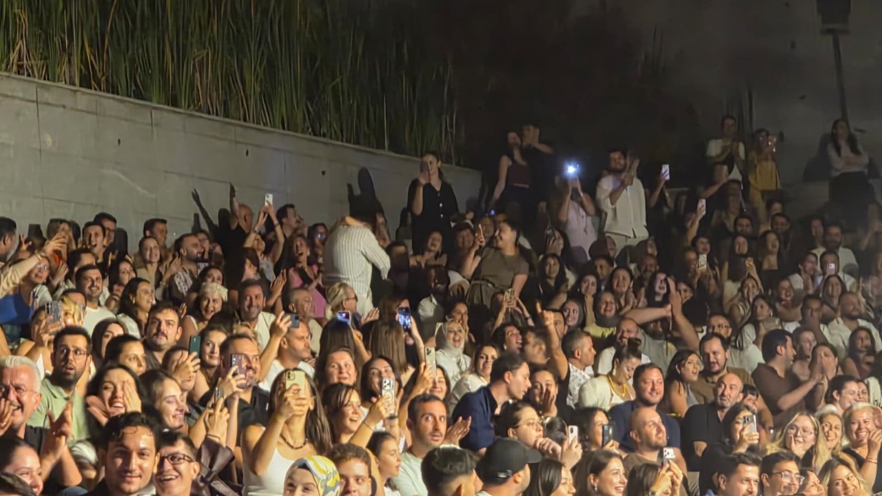 Gökhan Türkmen konserinde romantik anlar! 9 çiftten evlilik teklifi