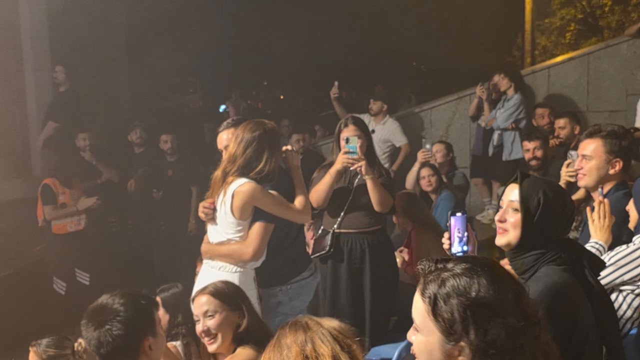 Gökhan Türkmen konserinde romantik anlar! 9 çiftten evlilik teklifi