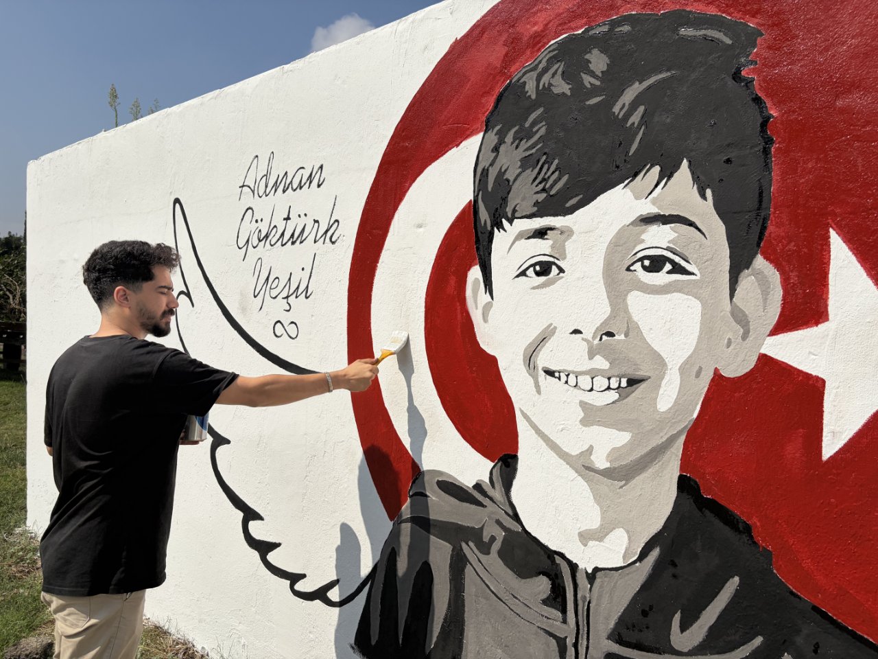 Görenlerin duygulandıran portre! Okul saldırısında ölen Adnan’ın hatırası Düziçi sokaklarında
