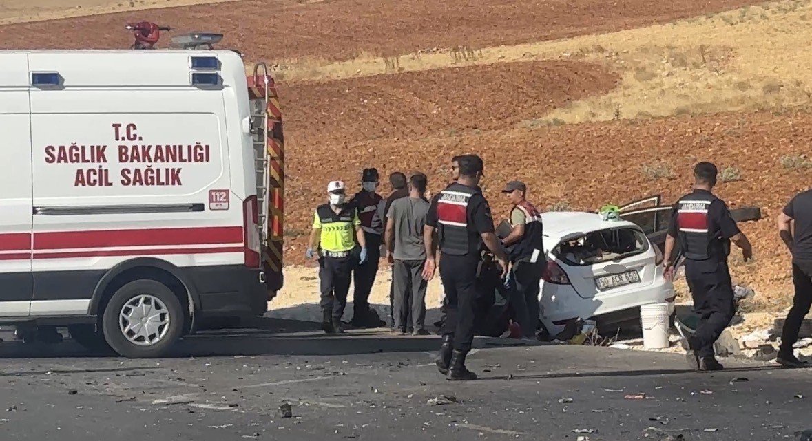 İki araç kafa kafaya çarpıştı! Ölü ve yaralılar var