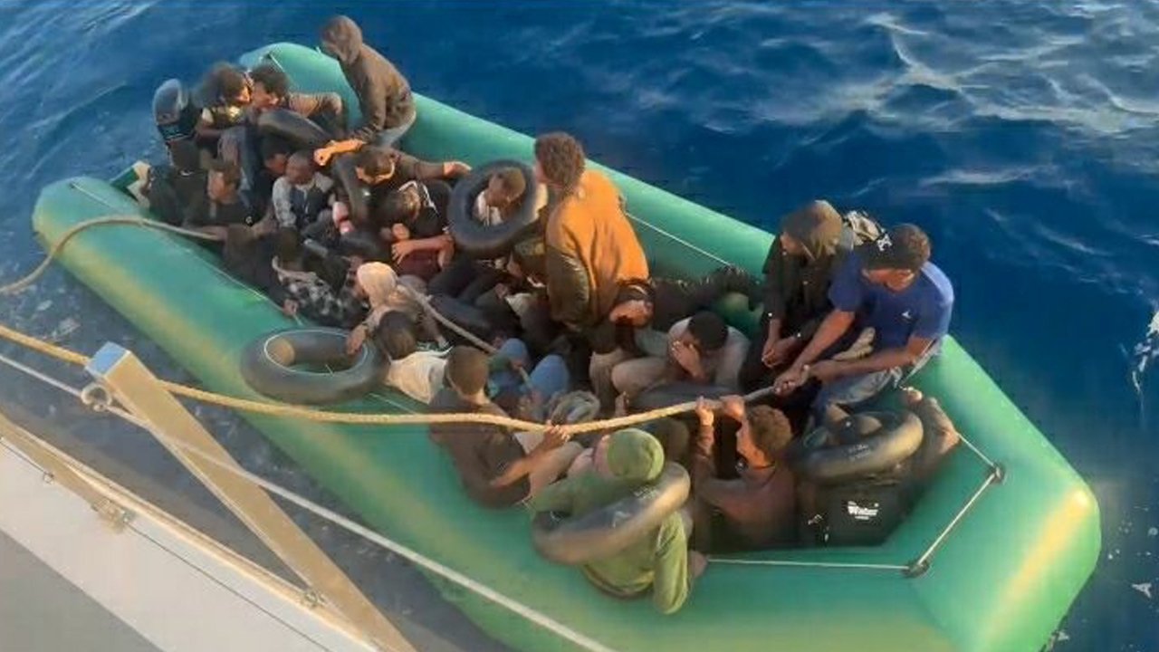 İzmir Seferihisar açıklarında 30 düzensiz göçmen kurtarıldı