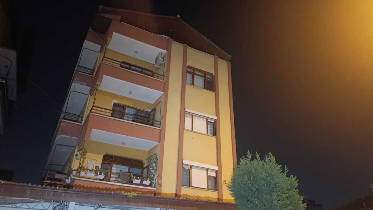 Kocaeli'de kolonlarından ses gelen 4 katlı bina boşaltıldı