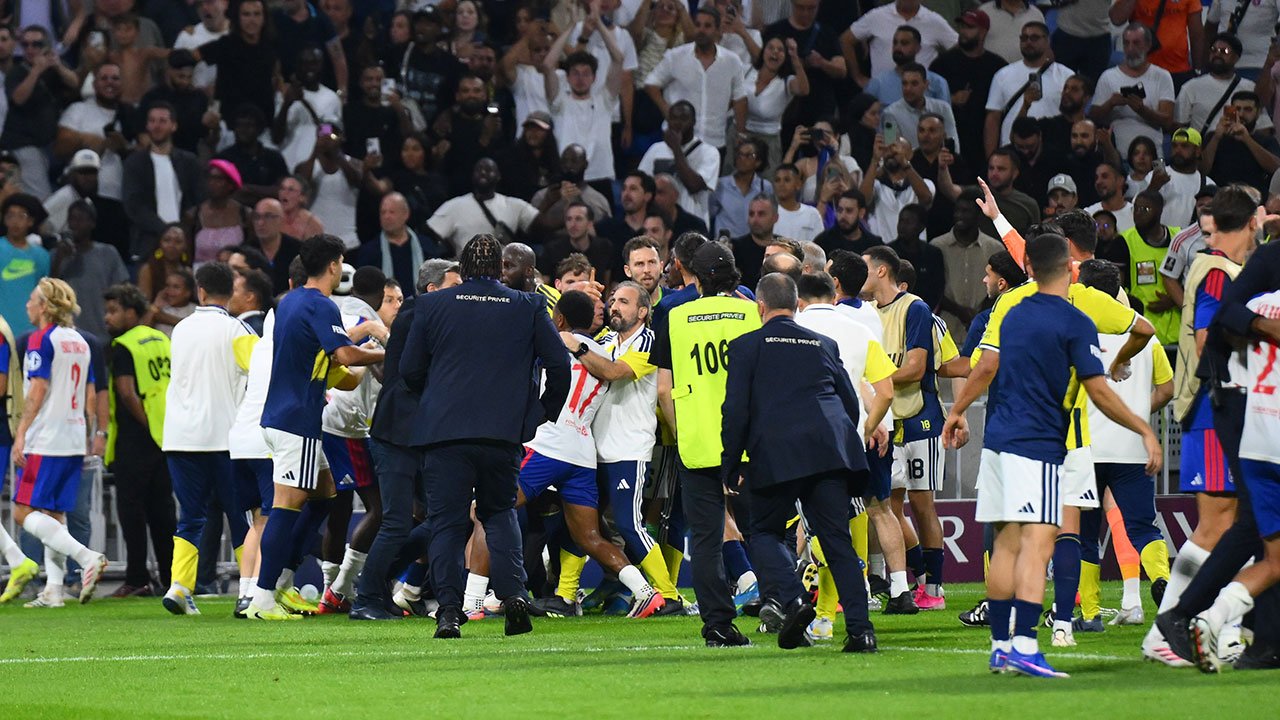 Lyon - Fenerbahçe maçı sonrası saha karıştı!