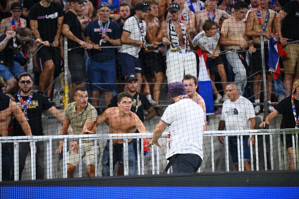 Lyon - Fenerbahçe maçı sonrası çıkan olaylardan bir görüntü