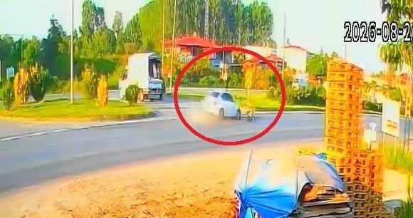 Samsunda bisikletli kıza araba çarptı! Feci kazanın görüntüleri ortaya çıktı