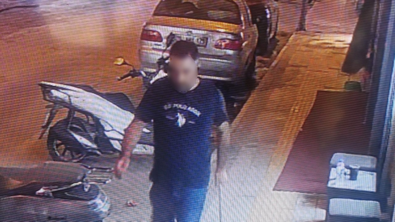 Sopa ile girdi, işletmeciyi öldüresiye dövdü! Kafedeki dehşet kamerada