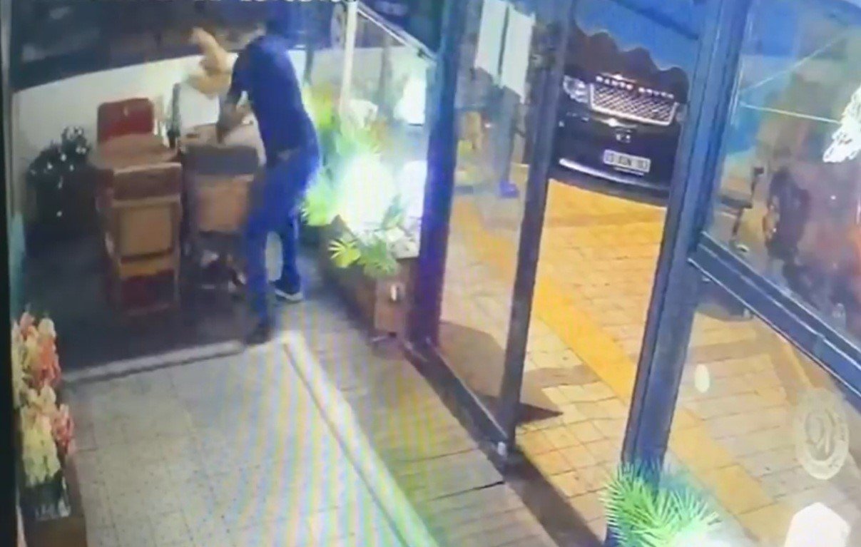 Sopa ile girdi, işletmeciyi öldüresiye dövdü! Kafedeki dehşet kamerada