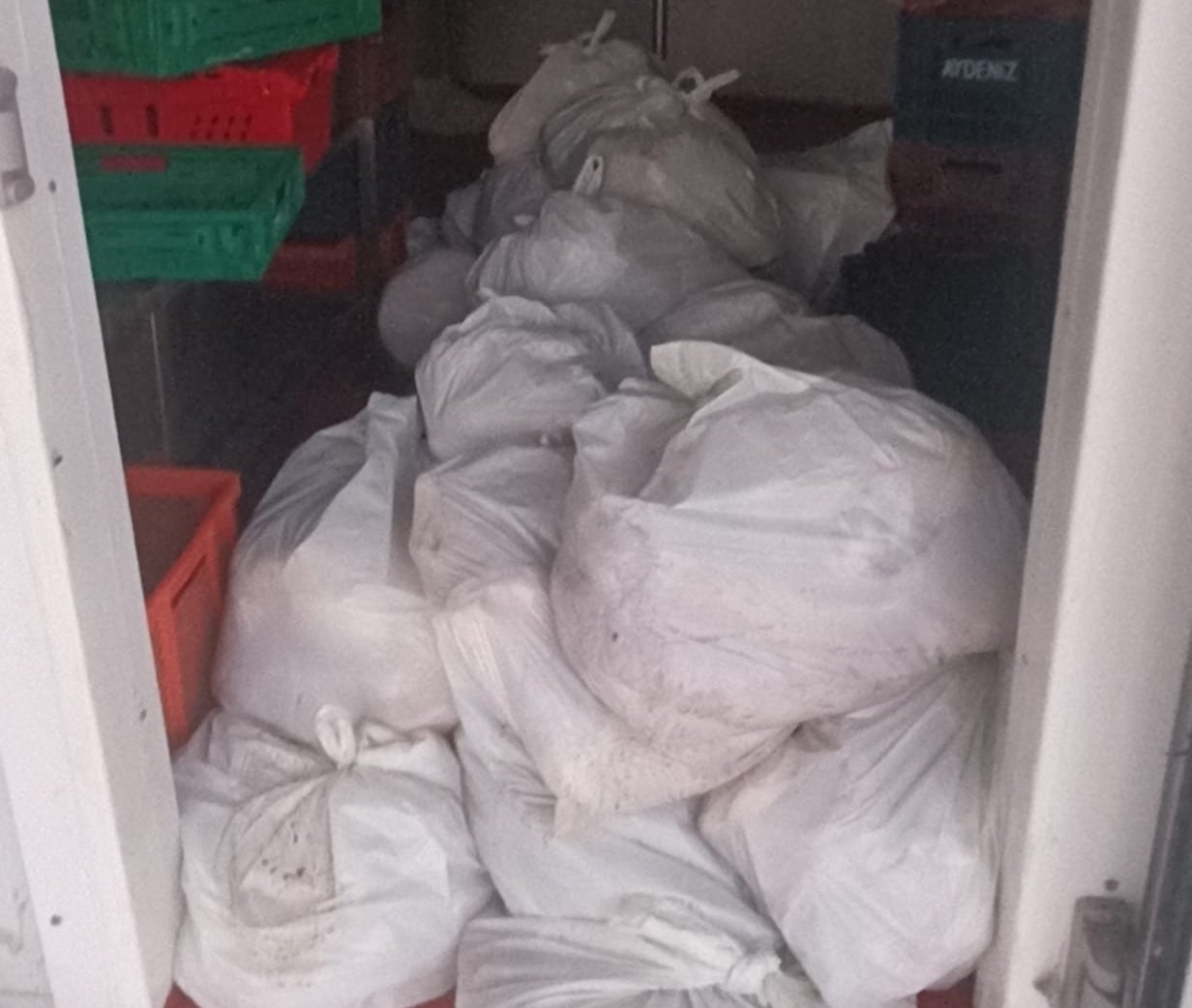 Vatandaşa yedireceklerdi! Kasabın deposundan yüzlerce kilo bozuk et çıktı
