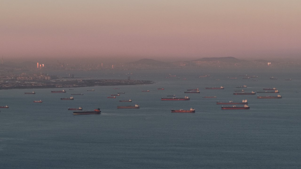 Avcılar açıklarında tanker yoğunluğu! Petrol, kimyasal ve LPG tankerleri havadan görüntülendi