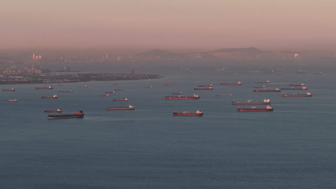 Avcılar açıklarında tanker yoğunluğu! Petrol, kimyasal ve LPG tankerleri havadan görüntülendi
