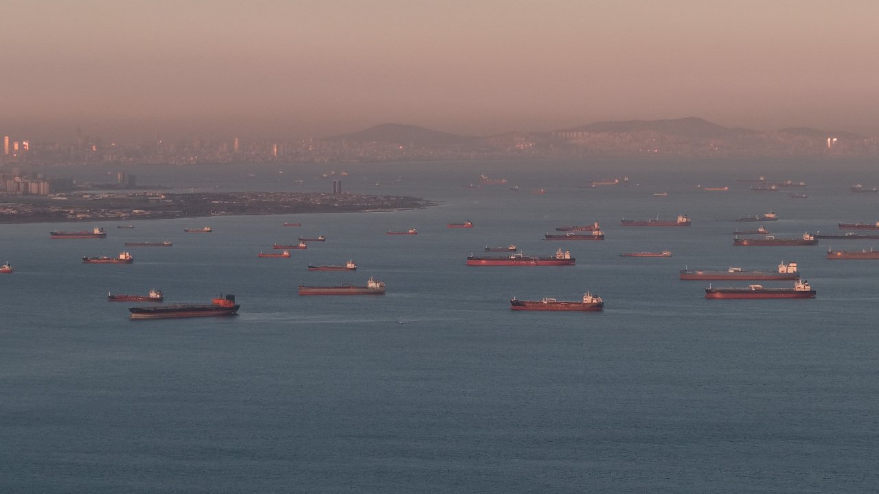 Avcılar açıklarında tanker yoğunluğu! Petrol, kimyasal ve LPG tankerleri havadan görüntülendi
