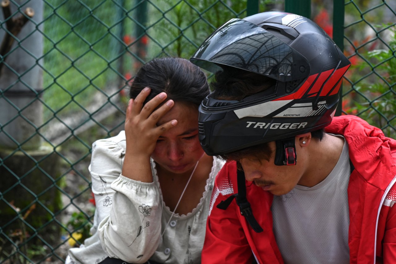 Dehşete düşüren görüntüler Nepalden! Selin ortasında mahsur kalan aile yürek dağladı