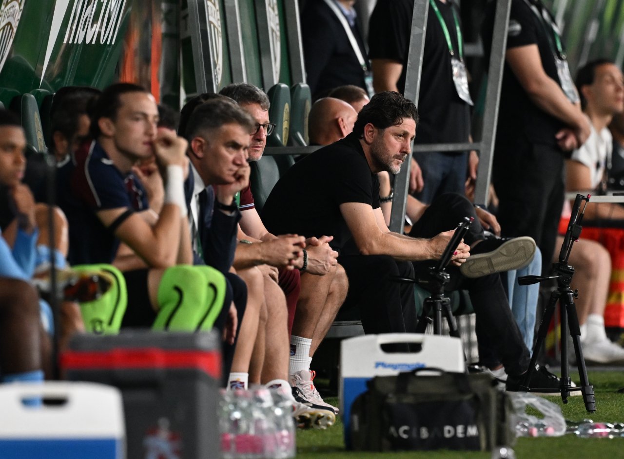 Fatih tekke, Ferencvaros maçı sonrası "Kimsenin haberi yok. Şu an itibarıyla 18 aylık görevimden istifa ediyorum. Bu cezayı kendime vermek biraz hakkım olsun" dedi.